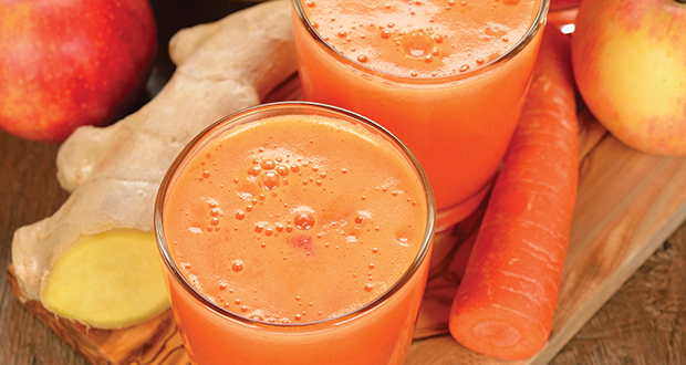 smoothie met wortel, kurkuma, ananas, gember en mango